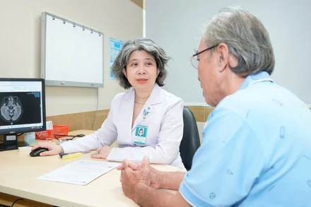 Bác sĩ Đinh Huỳnh Tố Hương, Khoa Thần kinh thăm khám cho bệnh nhân cao tuổi.