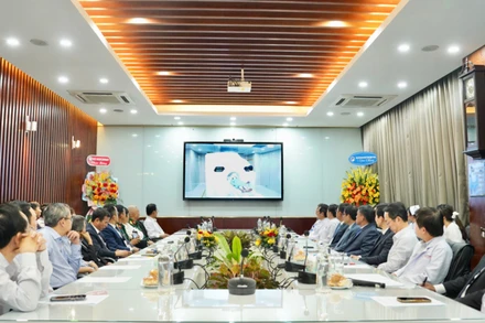 Các chuyên gia y tế theo dõi ứng dụng của hệ thống mới.