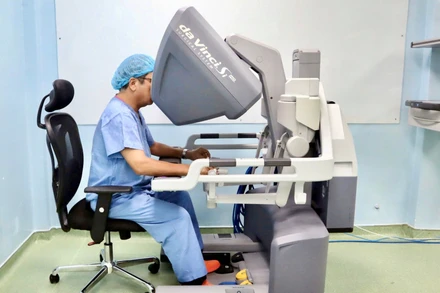 Tiến sĩ Lê Tế Kha sử dụng thiết bị phẫu thuật bằng robot. (Ảnh: Bệnh viện cung cấp)