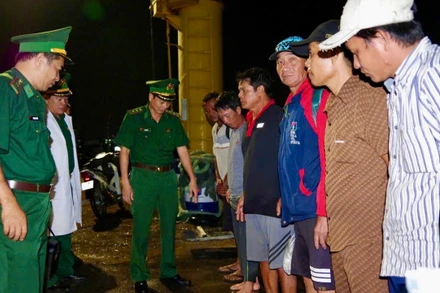 Các thuyền viên bị nạn được Bộ đội Biên phòng đưa vào bờ an toàn. (Ảnh: CTV)