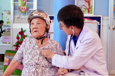 Bác sĩ Bệnh viện Thống Nhất khám bệnh cho người cao tuổi tại tỉnh Cà Mau.
