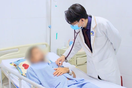 Bác sĩ Bệnh viện đa khoa Xuyên Á Long An thăm khám cho anh P.