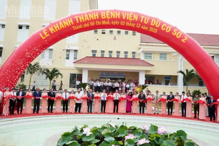 Các đại biểu cắt băng khánh thành Bệnh viện Từ Dũ cơ sở 2 ở Cần Giờ.