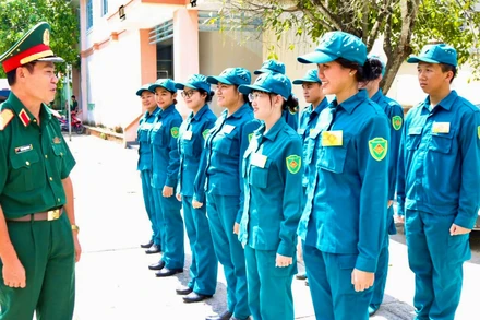 Phó Tư lệnh Quân khu 7 kiểm tra tại Ban Chỉ huy phòng thủ khu vực xã Bình Mỹ.