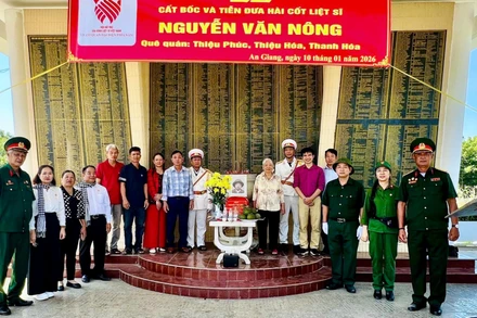 Lễ cất bốc hài cốt liệt sĩ Nguyễn Văn Nông đưa về quê hương. 