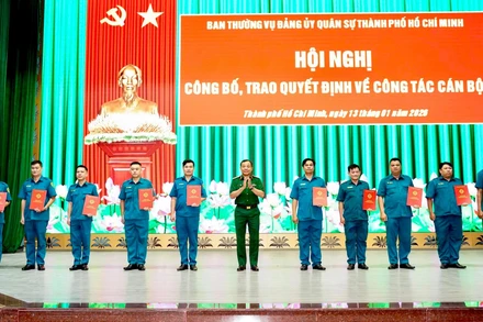 Trao quyết định cán bộ cho Ban Chỉ huy Quân sự cấp xã tại Thành phố Hồ Chí Minh.