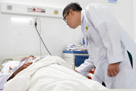 Bác sĩ Bệnh viện Thống Nhất thăm khám bệnh nhân. (Ảnh: BVCC)