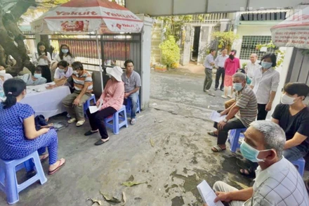 Người dân chờ khám bệnh tại Trạm Y tế thuộc phường Phú Thọ, Thành phố Hồ Chí Minh.