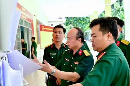 Thủ trưởng Bộ Tư lệnh Thành phố Hồ Chí Minh kiểm tra công tác chuẩn bị bầu cử tại Trung đoàn Gia Định. 