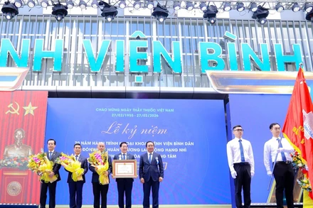 Chủ tịch Ủy ban nhân dân Thành phố Hồ Chí Minh Nguyễn Văn Được trao Huân chương Lao động hạng Nhì cho Bệnh viện Bình Dân. 