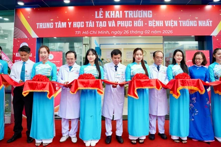 Đại biểu cắt băng khai trương Trung tâm Y học tái tạo và phục hồi tại Bệnh viện Thống Nhất.