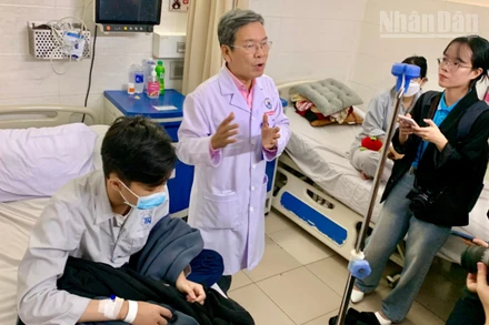 Bác sĩ phổ biến thông tin về bệnh thận ở giới trẻ. 