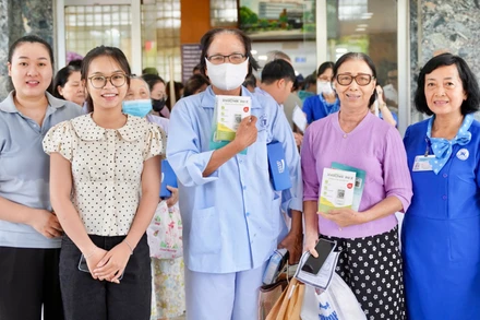 Bệnh nhân cao tuổi phấn khởi khi nhận quà tại "Phiên chợ 0 đồng".