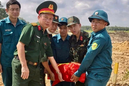 Đại tá Nguyễn Đình Chuẩn, Phó Chính ủy Bộ Tư lệnh Thành phố chỉ đạo công tác quy tập.