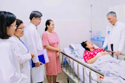 Y, bác sĩ Bệnh viện Từ Dũ thăm sản phụ sau ca can thiệp thành công.