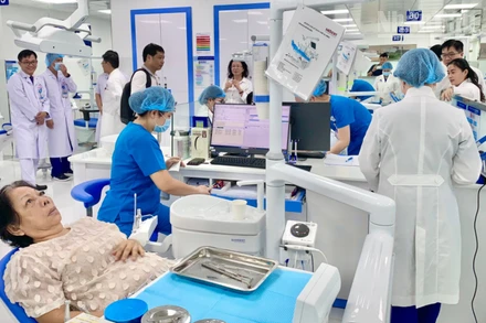 Người cao tuổi được tiếp cận nha khoa kỹ thuật cao tại Bệnh viện Thống Nhất. 