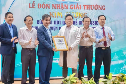 Bệnh viện đa khoa Khu vực Thủ Đức đón nhận giải thưởng Kim cương.