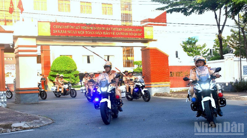 Lực lượng Công an Cà Mau xuất phát diễu hành ngay sau lễ ra quân.