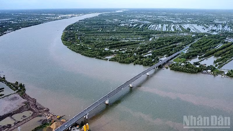 Dòng sông lớn nhất Cà Mau đoạn qua xã Năm Căn đặc quánh phù sa đang dần hồi sinh nguồn lợi thủy sản.