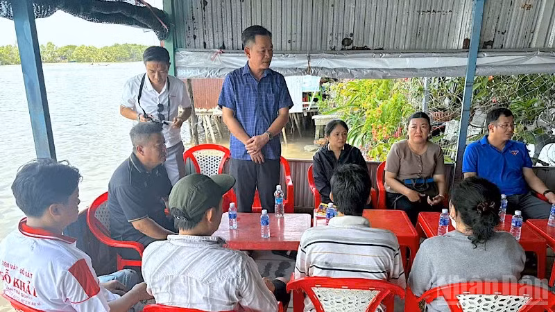 Phó Chủ tịch Ủy ban Mặt trận Tổ quốc Việt Nam tỉnh Cà Mau Nguyễn Văn Khởi (đứng, áo xanh) ân cần thăm hỏi các hộ dân có nhà bị cháy.