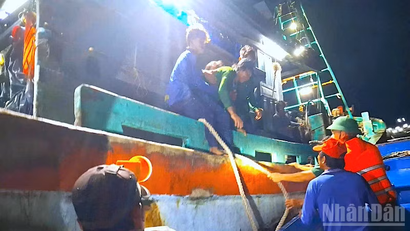 Tổ công tác Đồn Biên phòng Gành Hào tiếp cận tàu cá để đưa thuyền viên bệnh nặng vào bờ.