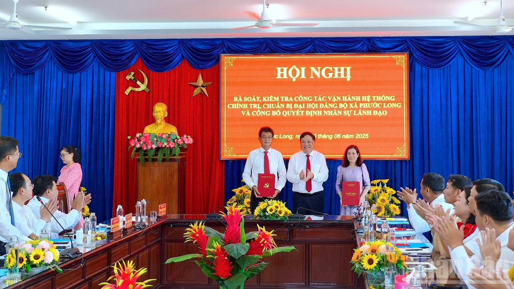 Chủ tịch Ủy ban nhân dân tỉnh Phạm Thành Ngại (giữa) trao quyết định của Tỉnh ủy Cà Mau về việc chỉ định Bí thư và Phó Bí thư Thường trực xã Phước Long vào chiều 30/6. ndo_br_phuoc-long-1-432.jpg