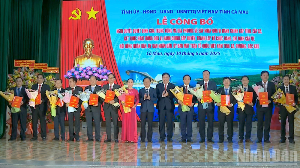Lãnh đạo tỉnh Cà Mau trao các quyết định cho thành viên là lãnh đạo các sở, ngành trực thuộc Ủy ban nhân dân tỉnh. ndo_br_hop-nhat-3-4932.jpg