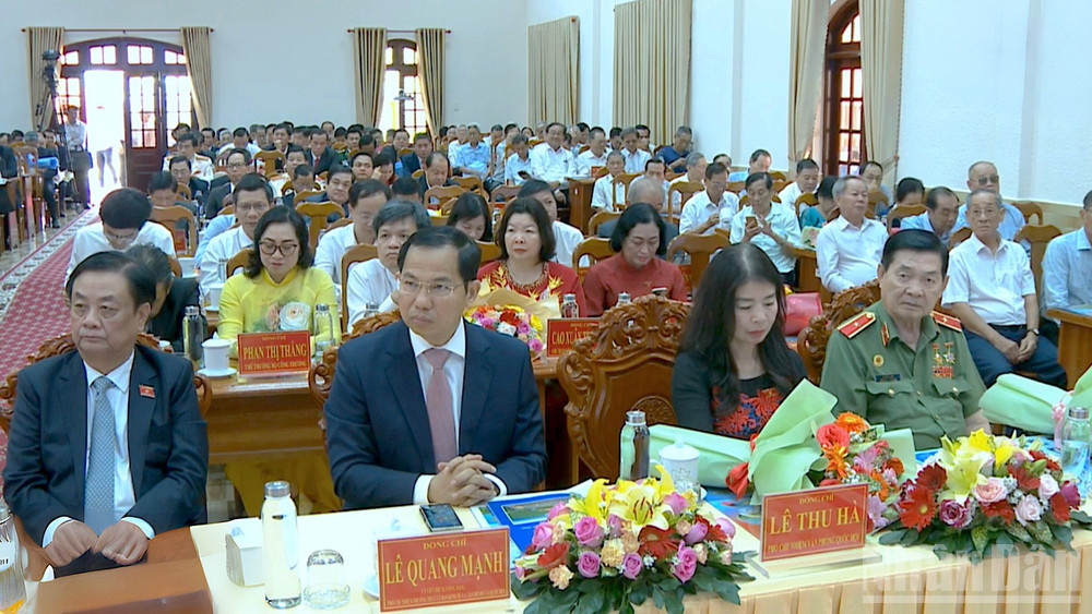 Đại biểu trong Đoàn công tác của Trung ương (hàng đầu tiên) về dự lễ công bố quan trọng tại Cà Mau vào sáng 30/6. ndo_br_hop-nhat-4-8117.jpg
