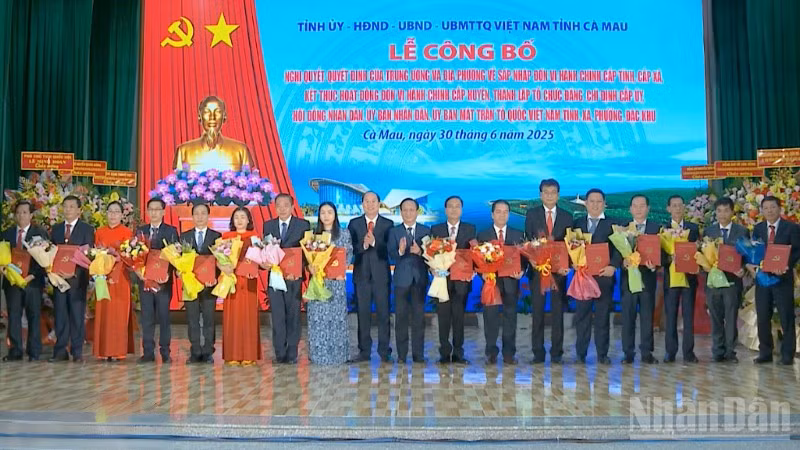 Lãnh đạo tỉnh Cà Mau trao các quyết định chỉ định Bí thư Đảng ủy cấp xã, phường trực thuộc tỉnh Cà Mau sau hợp nhất.