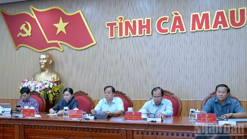 Lãnh đạo tỉnh Cà Mau tham gia chủ trì, điều hành tại điểm cầu chính của lớp bồi dưỡng tại Cà Mau.