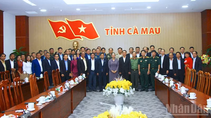 Đoàn công tác tỉnh Koh Kong (Vương quốc Campuchia) chụp ảnh lưu niệm nhân dịp đến thăm tỉnh Cà Mau.