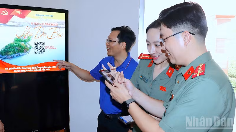 Đại úy Lâm Thảo Duy (đứng giữa) tham mưu xây dựng và lan tỏa công trình số hóa Khu di tích quốc gia Hòn Đá Bạc, tỉnh Cà Mau.