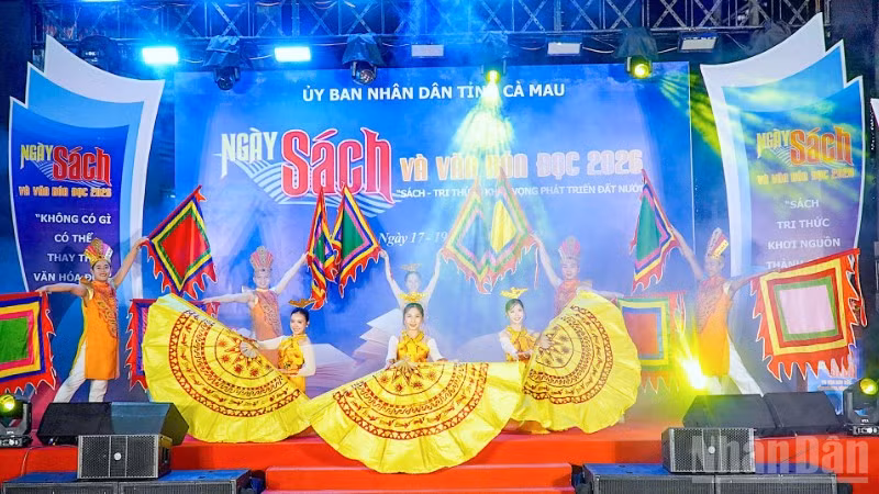 Lễ phát động tại Cà Mau được khởi động bằng nhiều tiết mục nghệ thuật đặc sắc nói về truyền thống dân tộc.