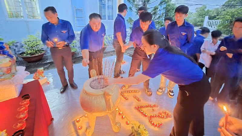 Hoạt động thắp nhang tri ân tại các nghĩa trang, bia ghi danh của Tuổi trẻ phường Lý Văn Lâm, tỉnh Cà Mau.