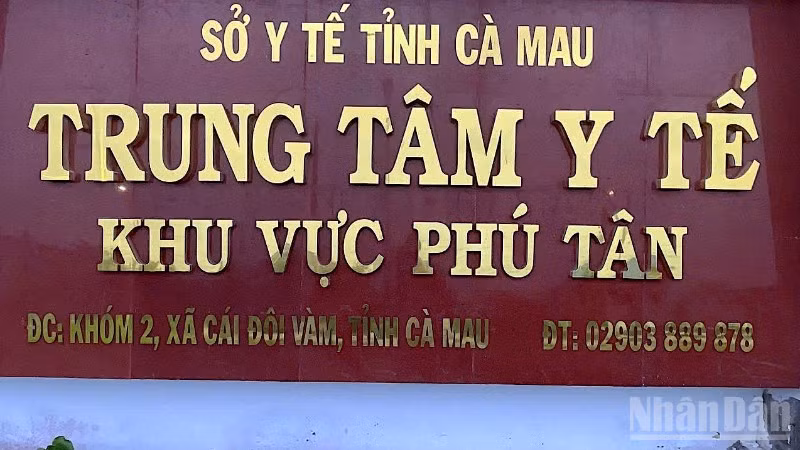Nhiều cán bộ y tế tại Trung tâm Y tế khu vực Phú Tân đang gặp nhiều khó khăn do bị nợ lương.