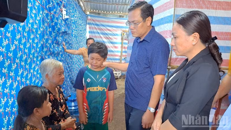 Phó Chủ tịch Ủy ban nhân dân tỉnh Cà Mau Ngô Vũ Thăng (thứ 2 từ phải qua) thăm hỏi thân nhân gia đình bà D.T.Q. vào chiều 8/9.