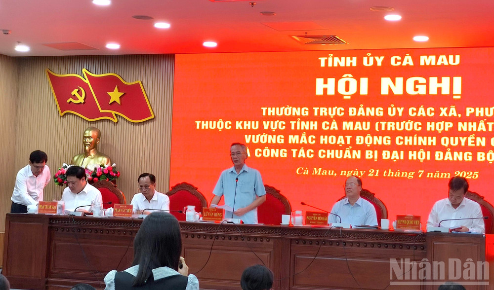 Ủy viên Trung ương Đảng, Trưởng Đoàn Đại biểu Quốc hội tỉnh Cà Mau Lữ Văn Hùng (đứng) phát biểu ý kiến tại hội nghị. ndo_br_vuong-mac-4.jpg