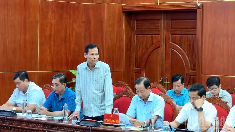 Bí thư Huyện ủy Năm Căn (tỉnh Cà Mau) Lượng Trọng Quyền tham gia ý kiến tại hội nghị, chiều 26/6.