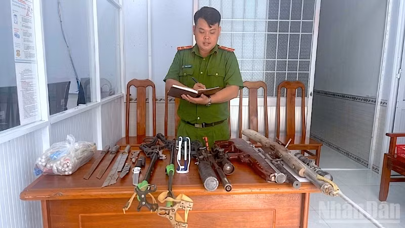 Công an xã Quách Phẩm (tỉnh Cà Mau) tiến hành kiểm tra, phân loại các loại vũ khí, công cụ hỗ trợ nhận giao nộp từ người dân.