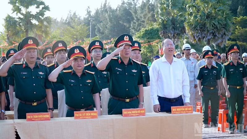 Ủy viên Trung ương Đảng, Bí thư Tỉnh ủy Cà Mau Nguyễn Hồ Hải (áo trắng, hàng đầu tiên) thực hiện nghi thức chào cờ tại điểm bỏ phiếu số 9, ấp Khai Long, xã Đất Mũi (tỉnh Cà Mau). 