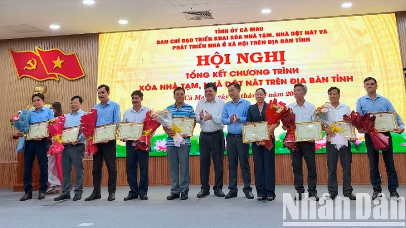 Chủ tịch Ủy ban nhân dân tỉnh Cà Mau Phạm Thành Ngại (giữa) tặng Bằng khen cho các tập thể đóng góp tích cực thực hiện Chương trình xóa nhà tạm, nhà dột nát.