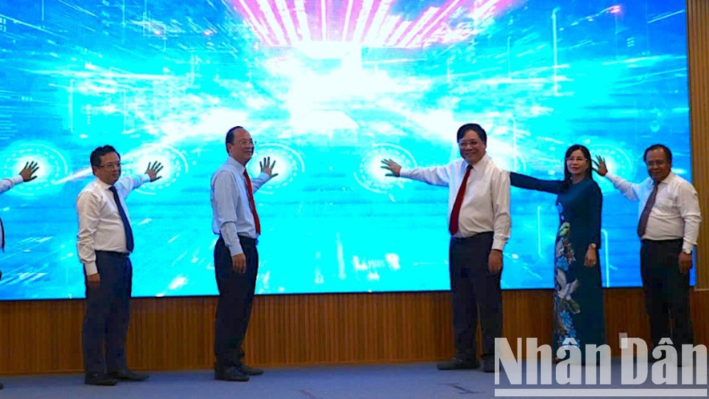 Lãnh đạo tỉnh Cà Mau thực hiện nghi thức ấn nút ra mắt nền tảng “Bình dân học vụ số tỉnh Cà Mau". binh-dan-3-8131.jpg