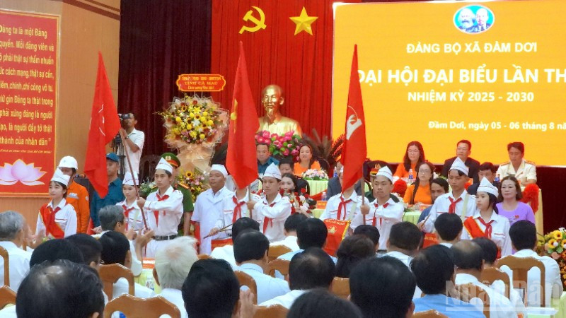 Nghi thức chào mừng đại hội của các cháu thiếu nhi xã Đầm Dơi.