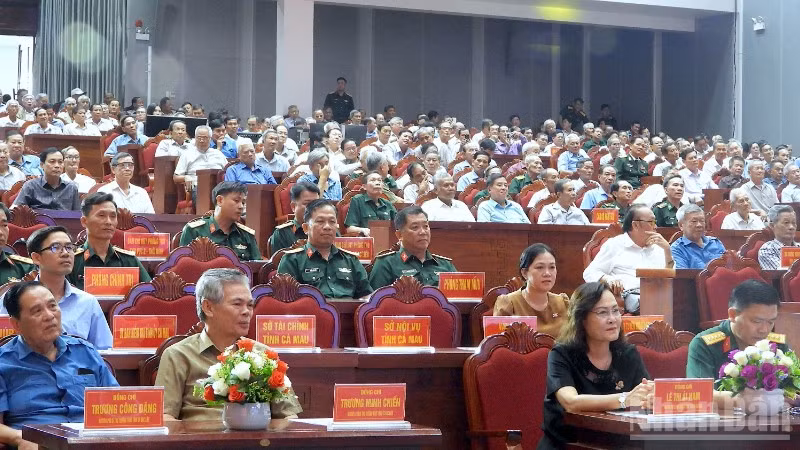 Các đồng chí lãnh đạo, nguyên lãnh đạo tỉnh Cà Mau, cùng đông đảo các sĩ quan quân đội và cán bộ, chiến sĩ lực lượng vũ trang trong tỉnh dự họp mặt.