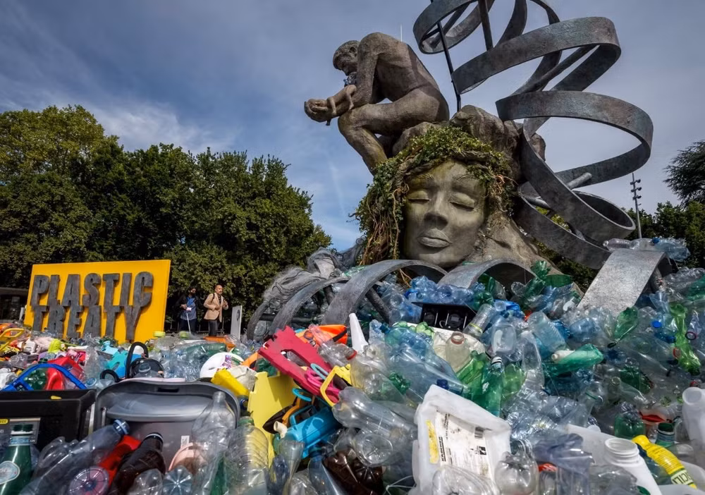 Tác phẩm “The Thinker’s Burden” của nghệ sĩ Canada Benjamin Von Wong bên ngoài trụ sở Liên hợp quốc tại Geneva.