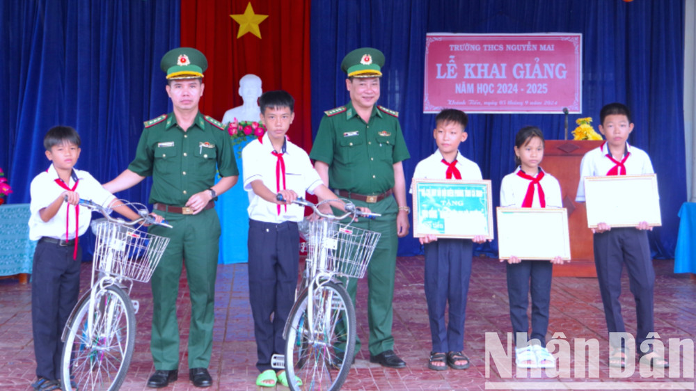 Chỉ huy Bộ đội Biên phòng Cà Mau trao xe đạp và học bổng cho học sinh khó khăn qua mô hình Dân vận khéo “Nâng bước em tới trường-Con nuôi Biên phòng”. anh-6-7805.jpg