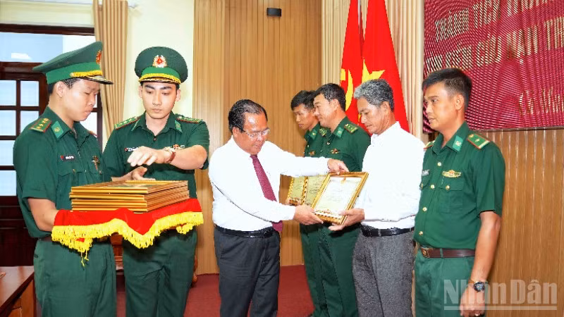 Phó Chủ tịch Ủy ban nhân dân tỉnh Cà Mau Nguyễn Minh Luân (thắt cà vạt) trao tặng Bằng khen của Chủ tịch Ủy ban nhân dân tỉnh cho các các cá nhân tham gia cứu hộ, cứu nạn.