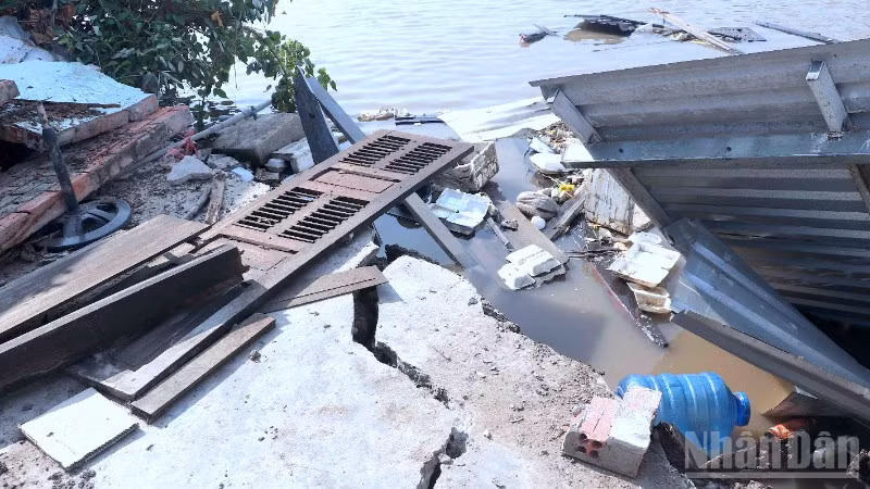 Một trong 4 nhà dân bị nhấn chìm hoàn toàn dưới dòng kênh xáng Cà Mau-Bạc Liêu sau vụ sạt lở.