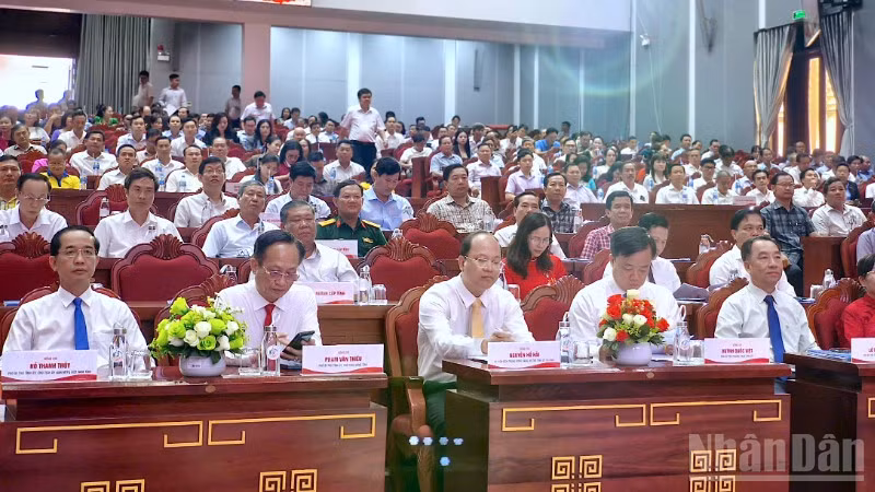 Lãnh đạo tỉnh Cà Mau (hàng đầu tiên) tham dự buổi họp mặt.