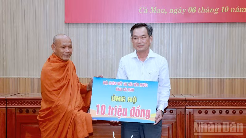 Đại diện Hội Đoàn kết sư sãi yêu nước tỉnh Cà Mau trao tượng trưng ủng hộ tại lễ quyên góp. 